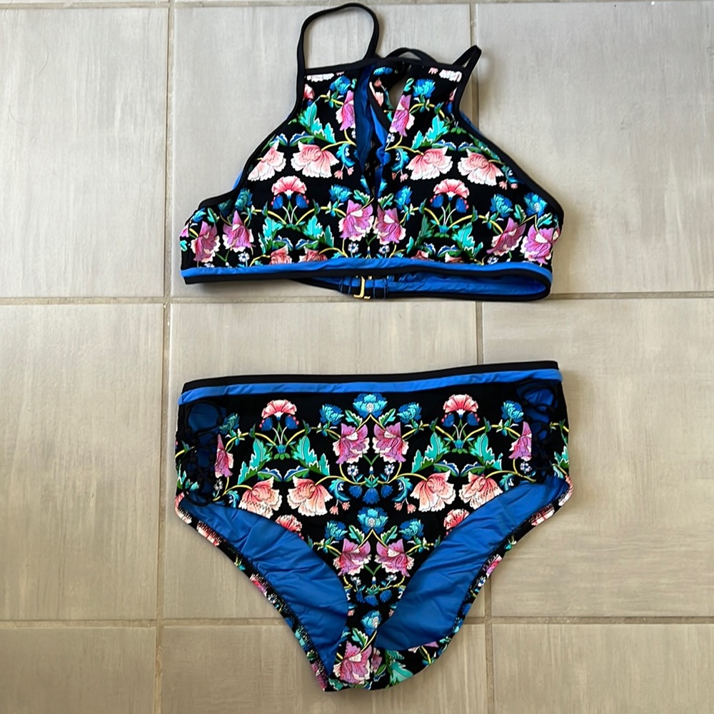 NWOT. NANETTE LEPORE DAMASK FLORAL Bikini